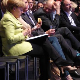 Ganz analog: Die Kanzlerin legt letzte Hand an ihre Rede beim #CDUdigital-Kongress an.
