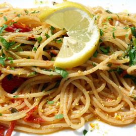 Spaghetti mit getrockneten Tomaten und Pesto aus Zitrusfrüchten
