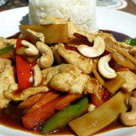 Hühnerfleisch „Kung Pao“ mit Gemüse und Cashewnüssen