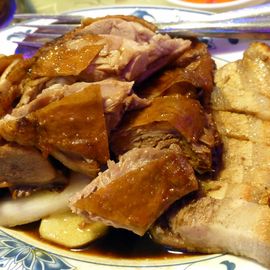 Kanton-Grillteller: Ente und Schweinebauch mit knuspriger Haut