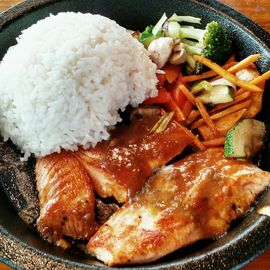 Lachs auf Gemüse mit japanischem Curry