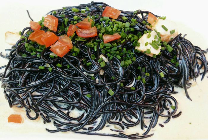 Tagliolini neri al salmone (hausgemachte schwarze Spaghettini mit Lachs)