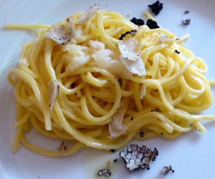 2. Gang des Vier-Gänge-Überraschungsmenüs: Im Parmesanlaib geschwenkte Pasta mit Trüffeln