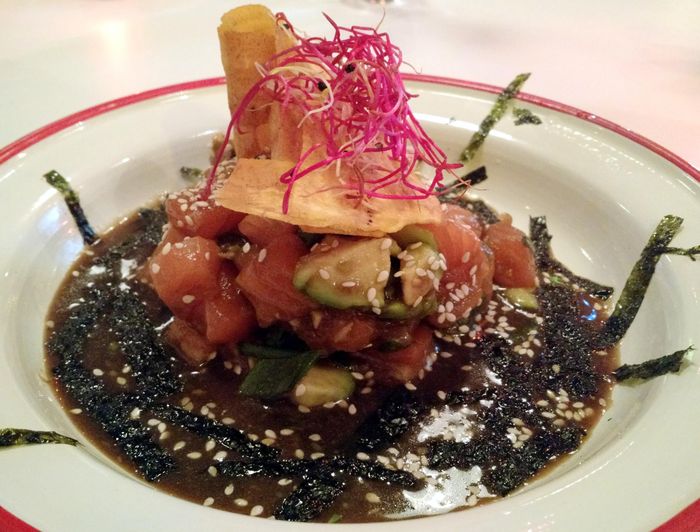 Ceviche Nikkei: Lachsfilet in Soja-Rocoto-Tigermilch mit Avocado, Sprossen und Sesam