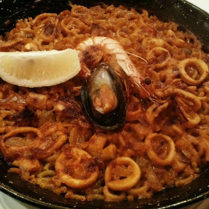 Paella-Pasta mit Meeresfrüchten / Pasta Paella Fideuà with squid, prawn and mussel