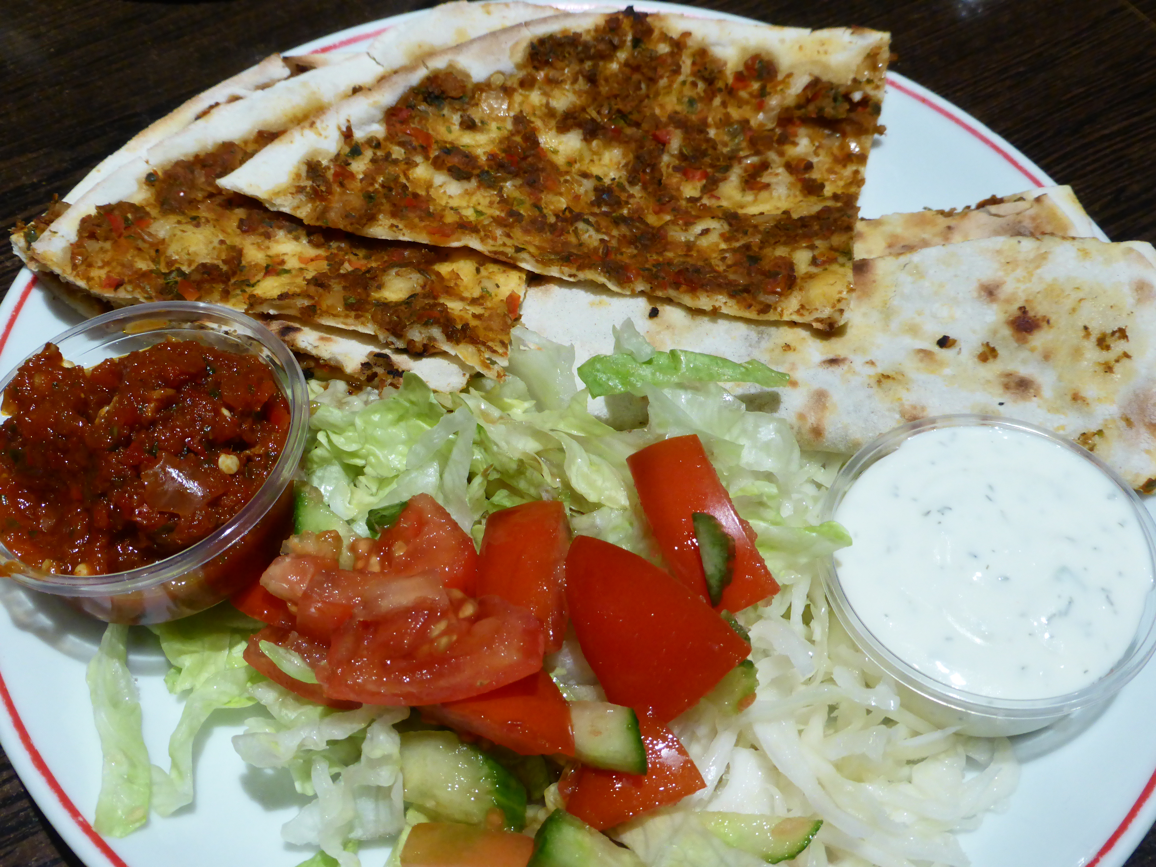 Lahmacun (türkische Pizza, mit Hackfleisch belegt, Salat und Tzatziki)