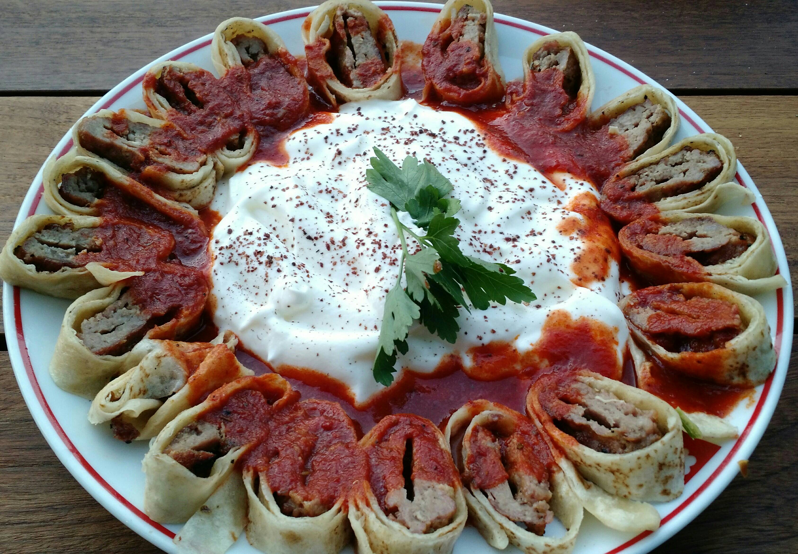 Beyti (Hackspieß mit Knoblauch gegrillt, in Teigbrot eingerollt, dazu Spezial-Tomatensauce  und Joghurt)