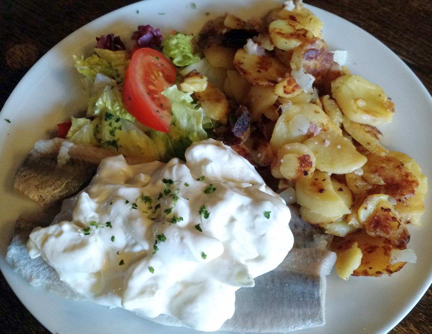 Zwei Matjes-Filets „Hausfrauen-Art“, Apfel-Zwiebel-Rahm, Bratkartoffeln, Salatgarnitur