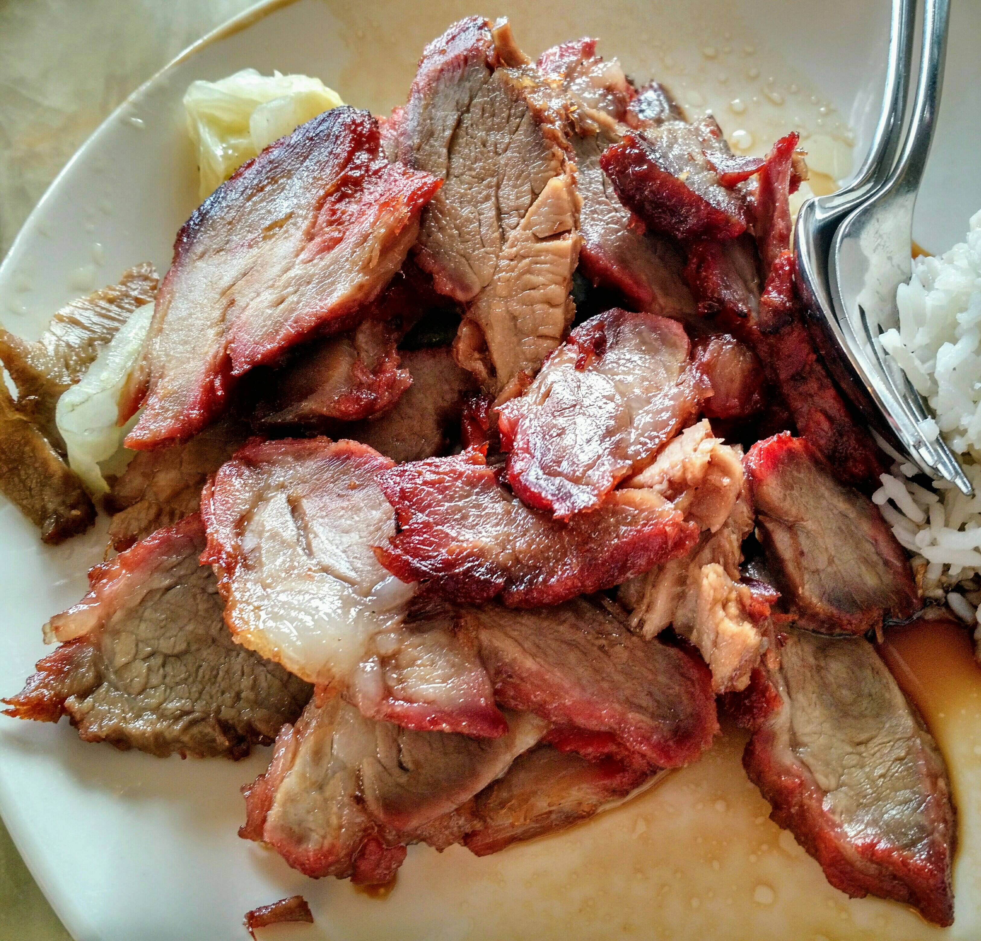 Char siu, laut CNN-Poll eines der leckersten Gerichte der Welt, versteckt sich auf der Mittagskarte als profanes geröstetes Schweinefleisch.
