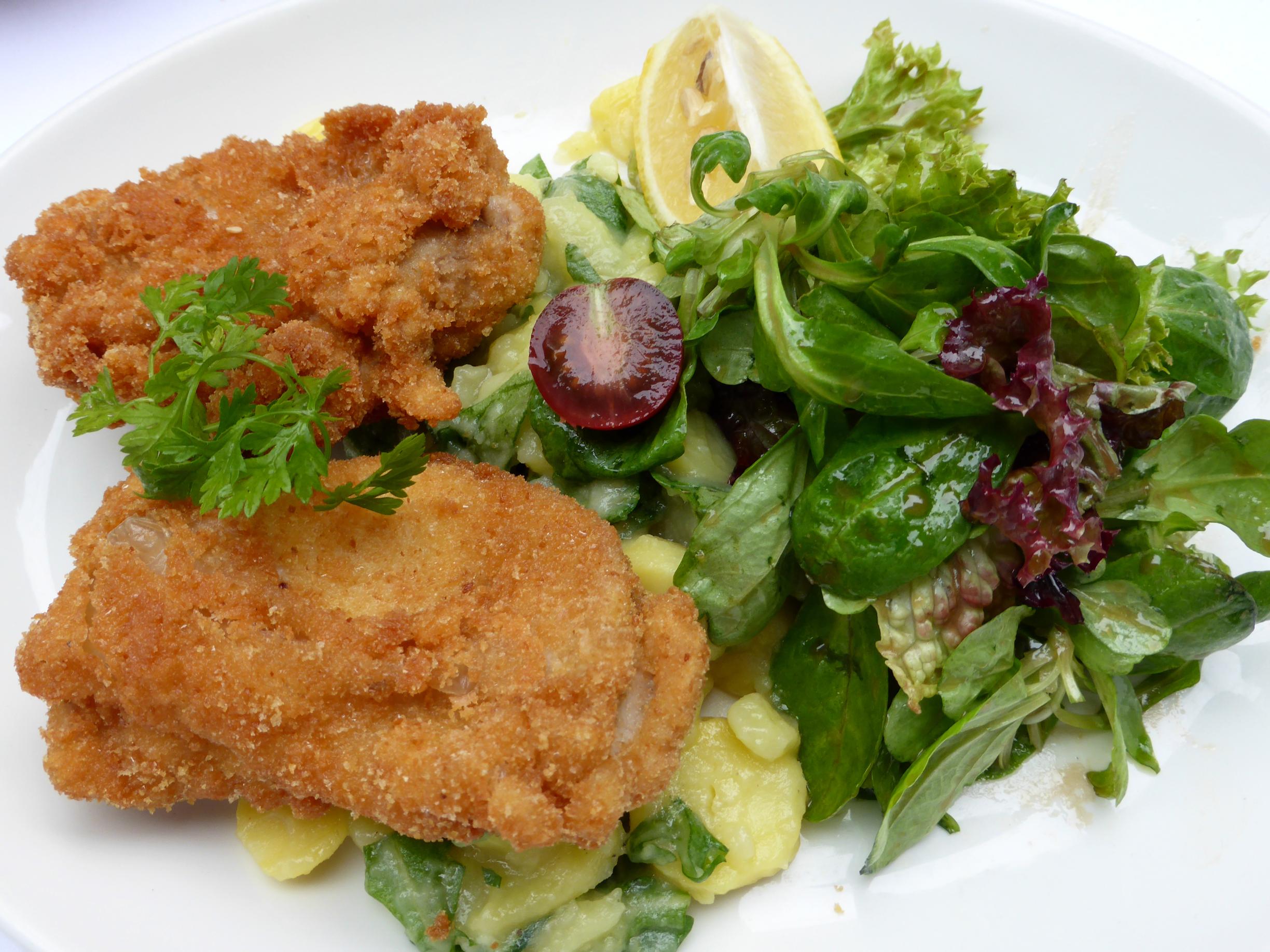 Knuspriges Wiener Backhendl
auf Kartoffel-Rauke-Salat &amp; marinierten Blattsalaten