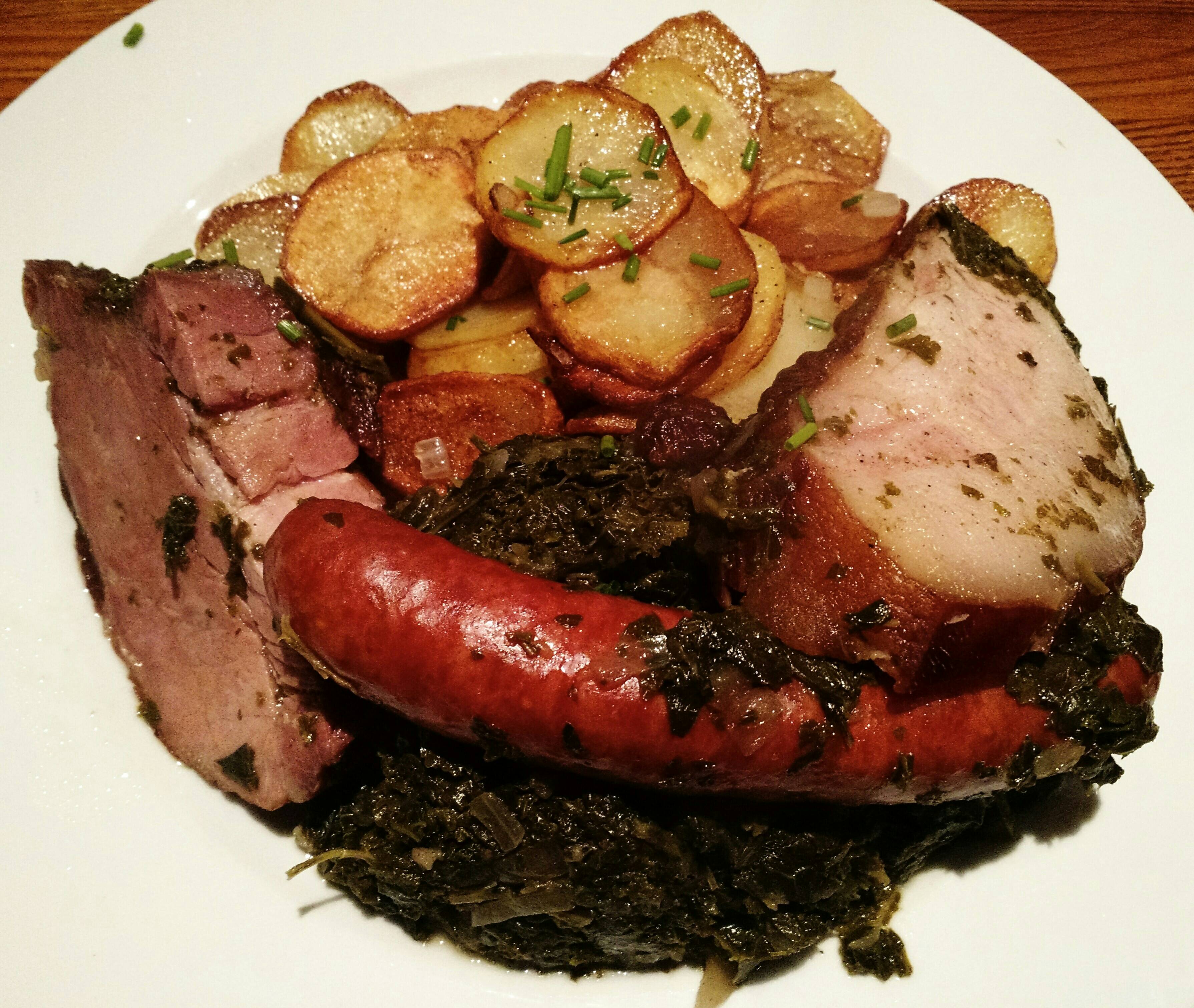 Grünkohlplatte mit Kasseler, Schweinebacke, Kohlwurst und Bratkartoffeln