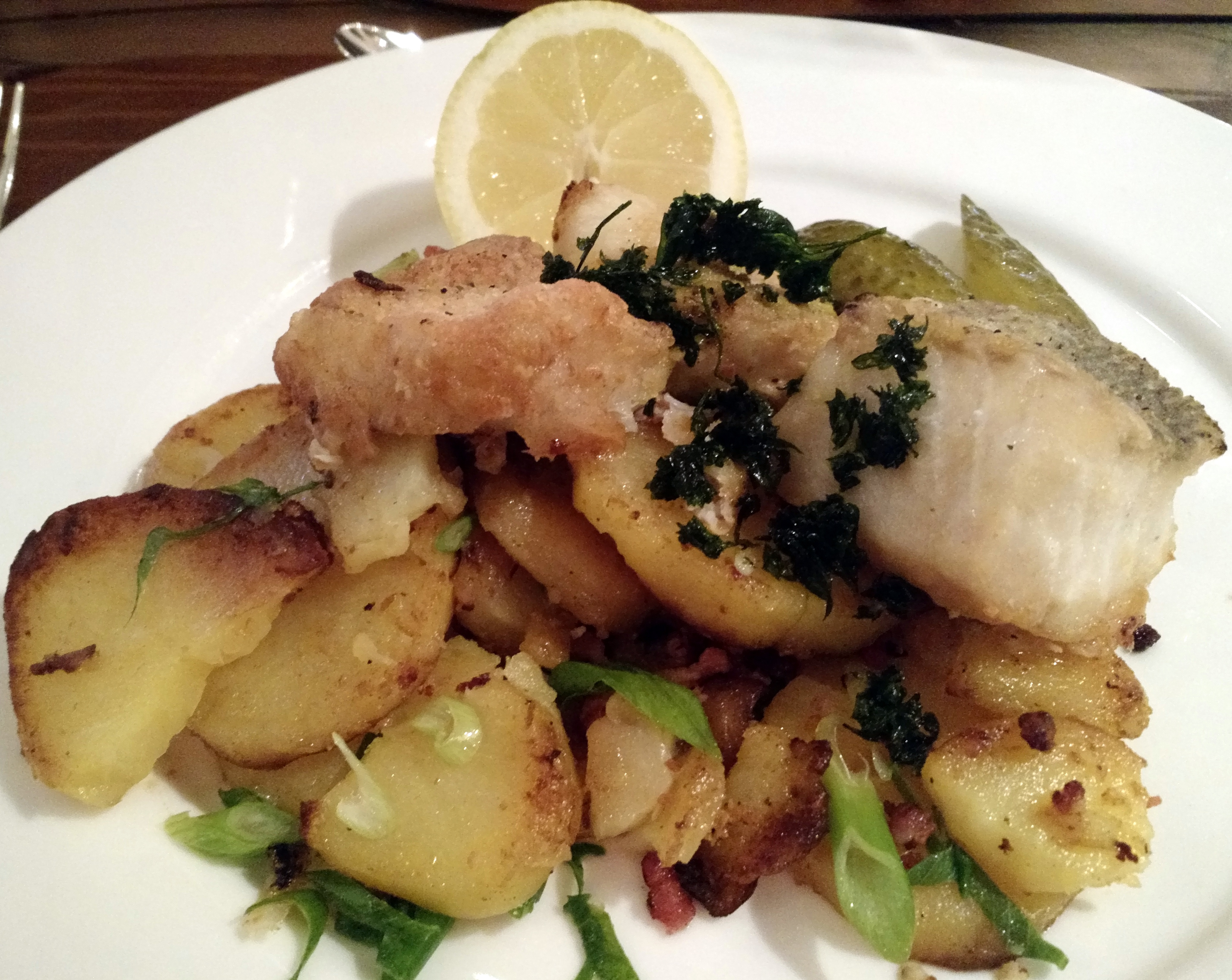 „Hamburger Pannfisch“ Variation von Zander, Kabeljau und Rotbarsch mit körniger Senfsauce, Gewürzgurke und Bratkartoffeln