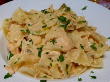 Pasta mit Lachs, Porree und rosa Pfeffer.