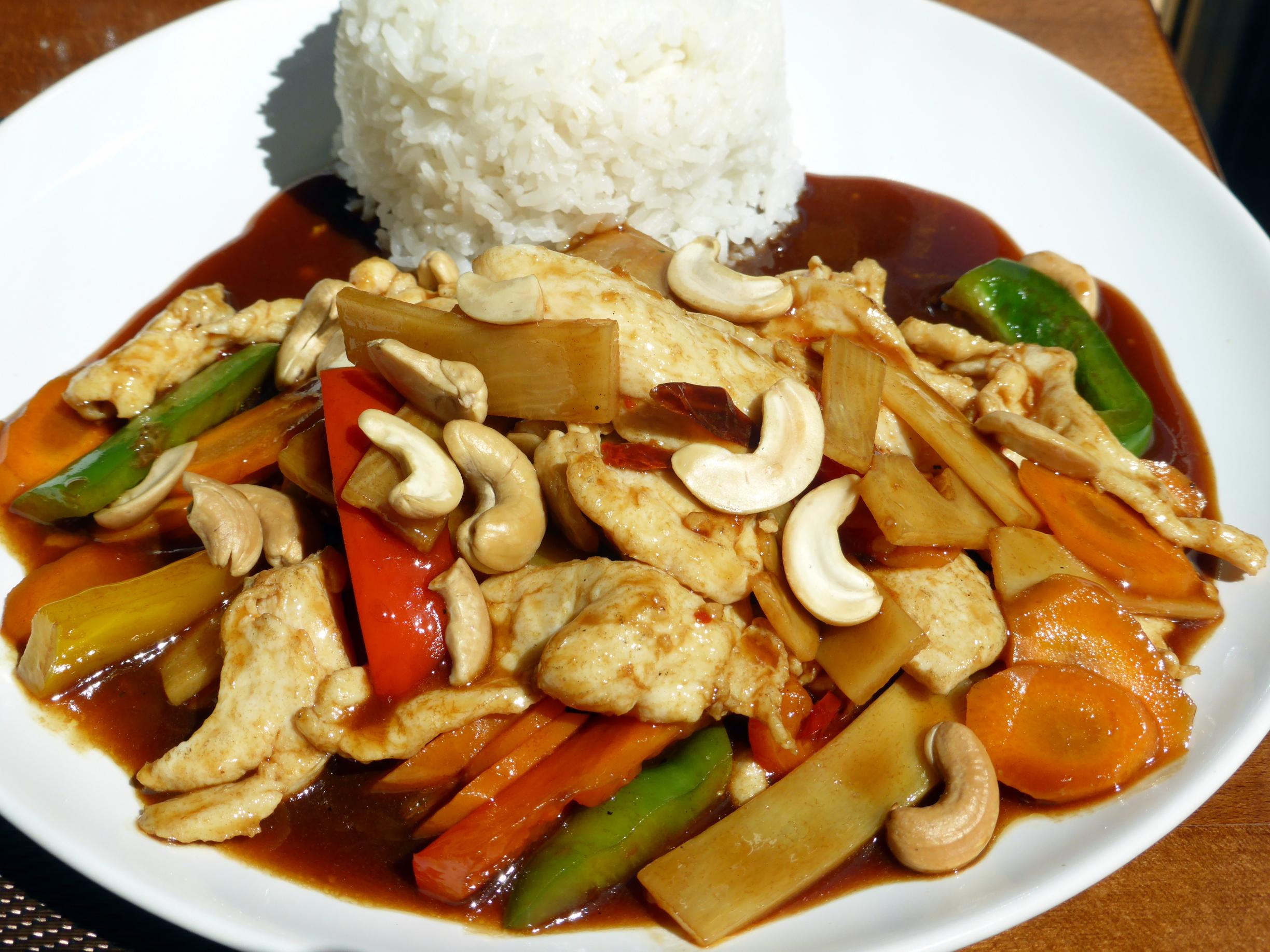Hühnerfleisch „Kung Pao“ mit Gemüse und Cashewnüssen