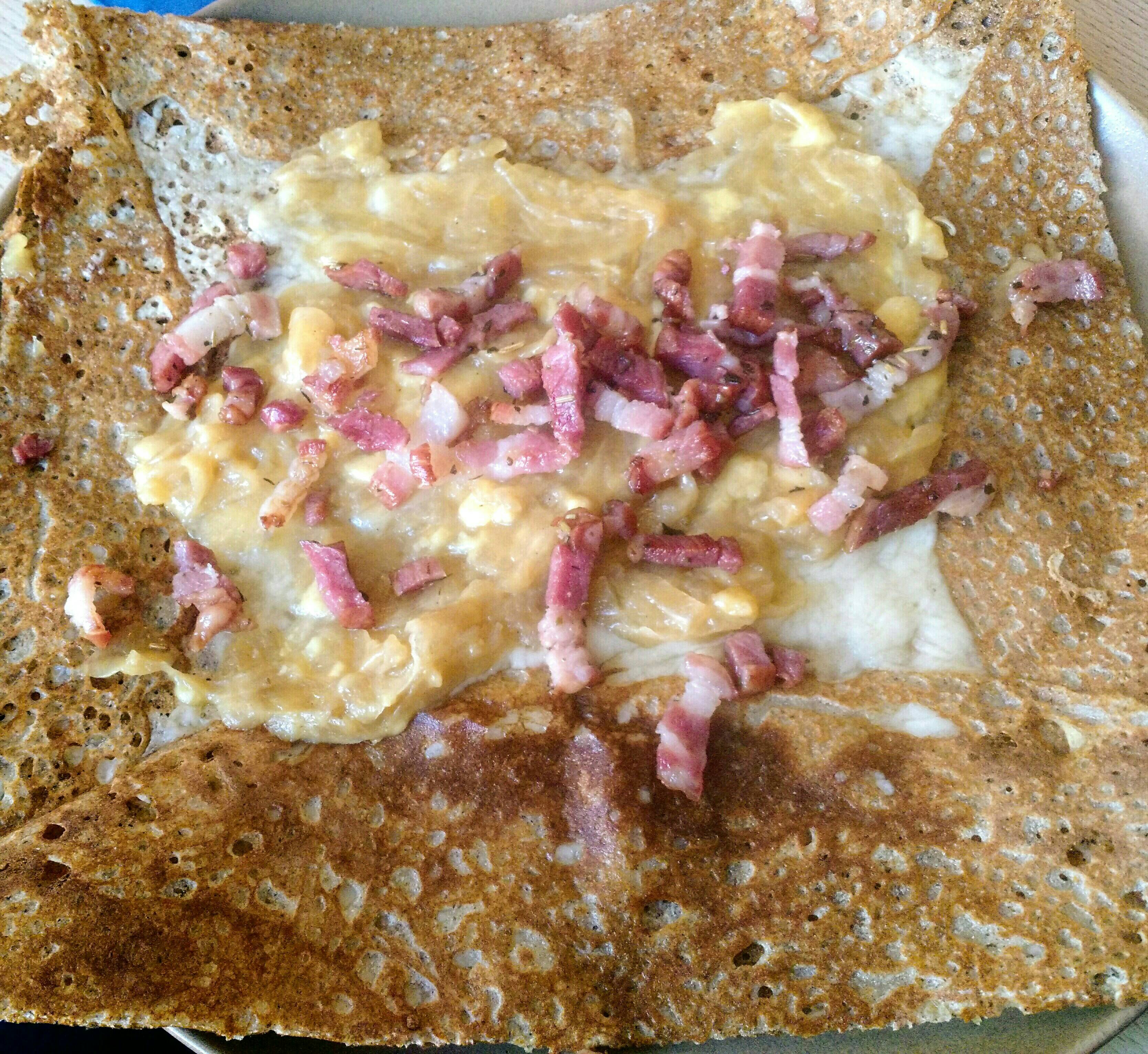 Lunch du jour: Galette mit Emmentaler, Speck, Reblochon-Käse, Zwiebeln / Galette with Emmentaler, bacon, Reblochon cheese, onions