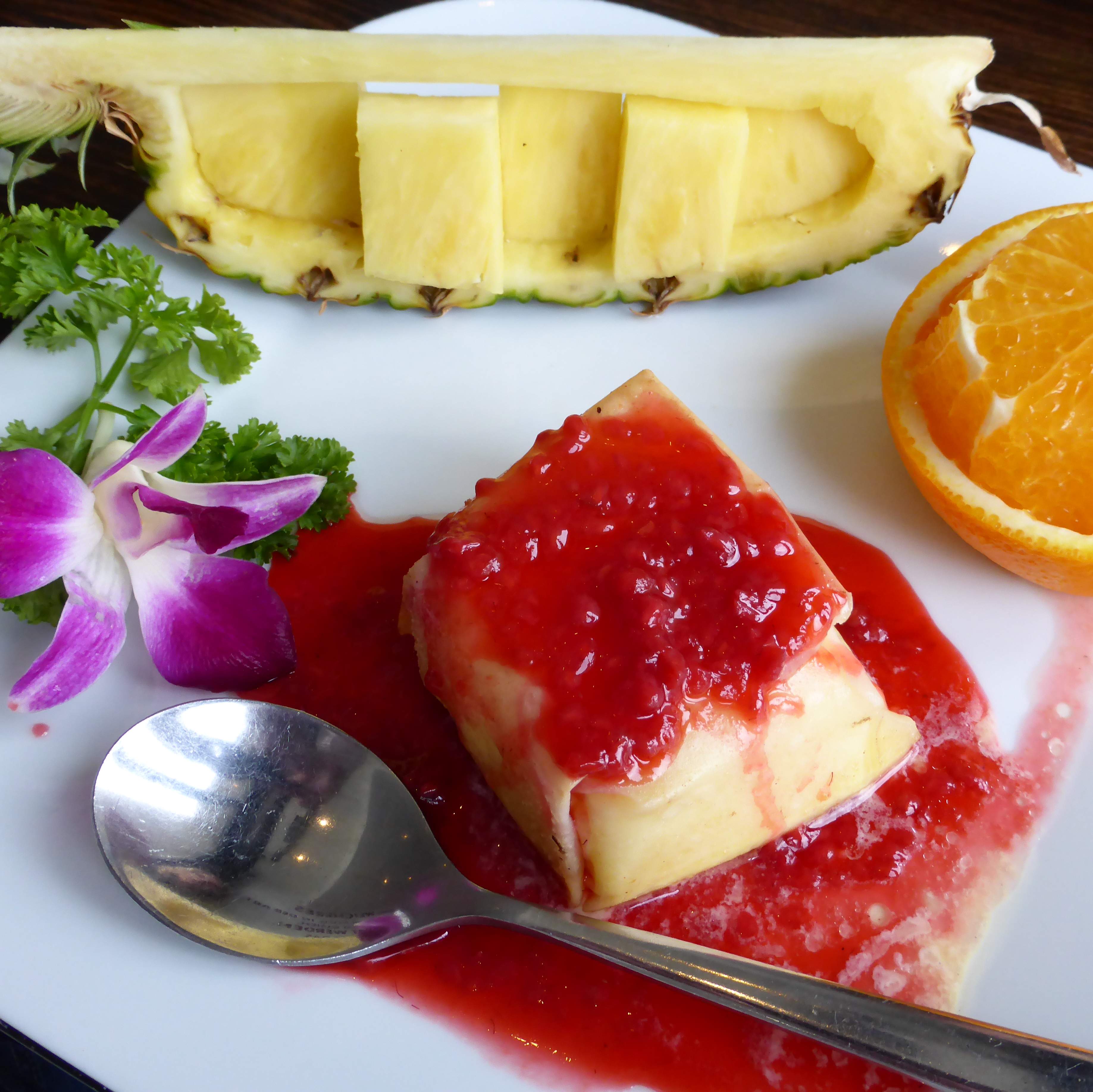 Gebackenes Eis mit gemischten Früchten