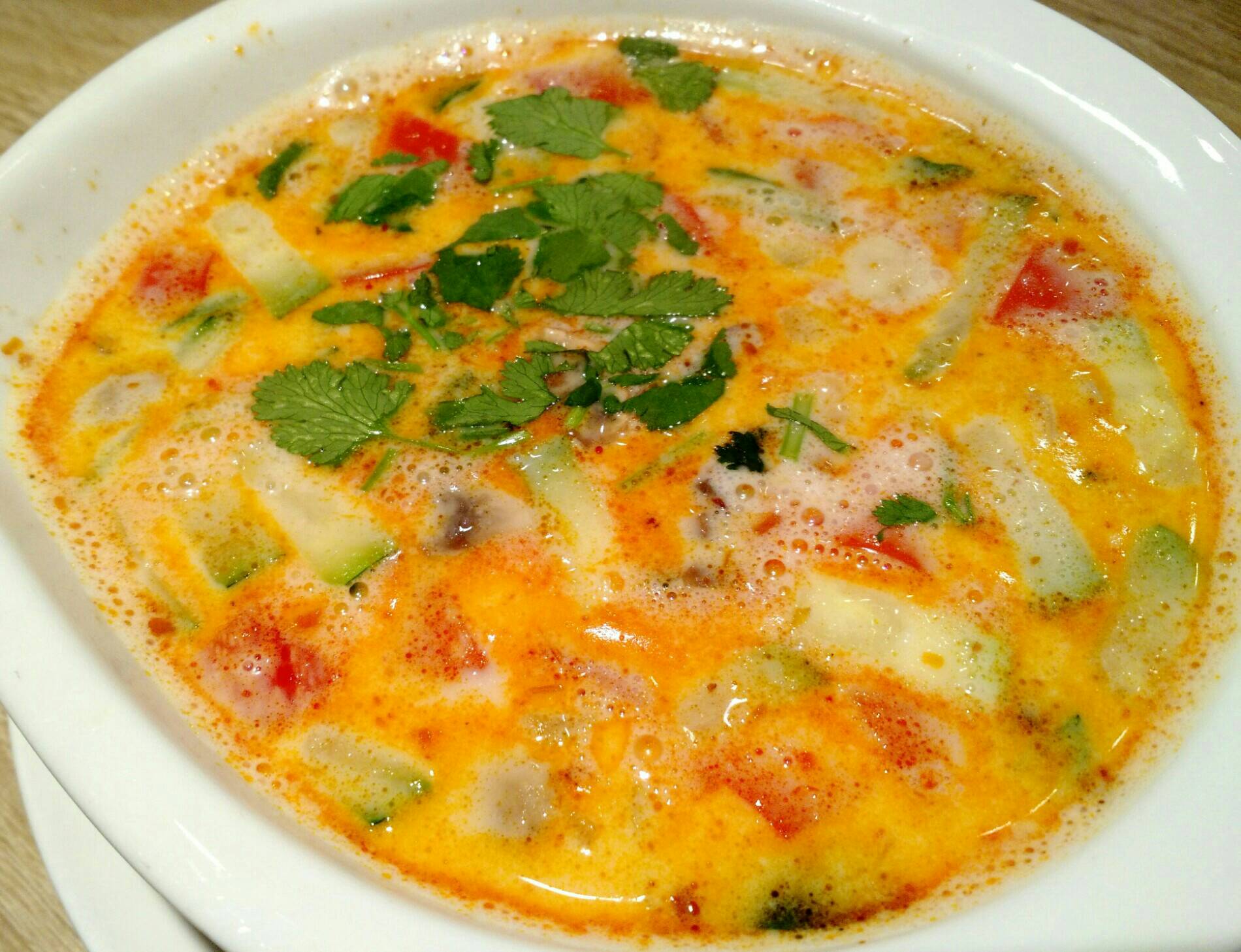 Súp s a d a (Cay): Kokosmilch-Suppe mit Bio-Hokkaido-Kürbis, Chili, Kräutern und Garnelen
