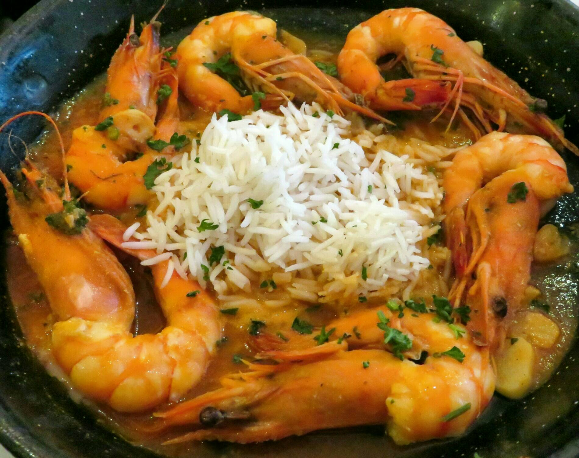 Gambas "a la diabla" in einer leicht scharfen Tomatensauce,  dazu Basmatireis