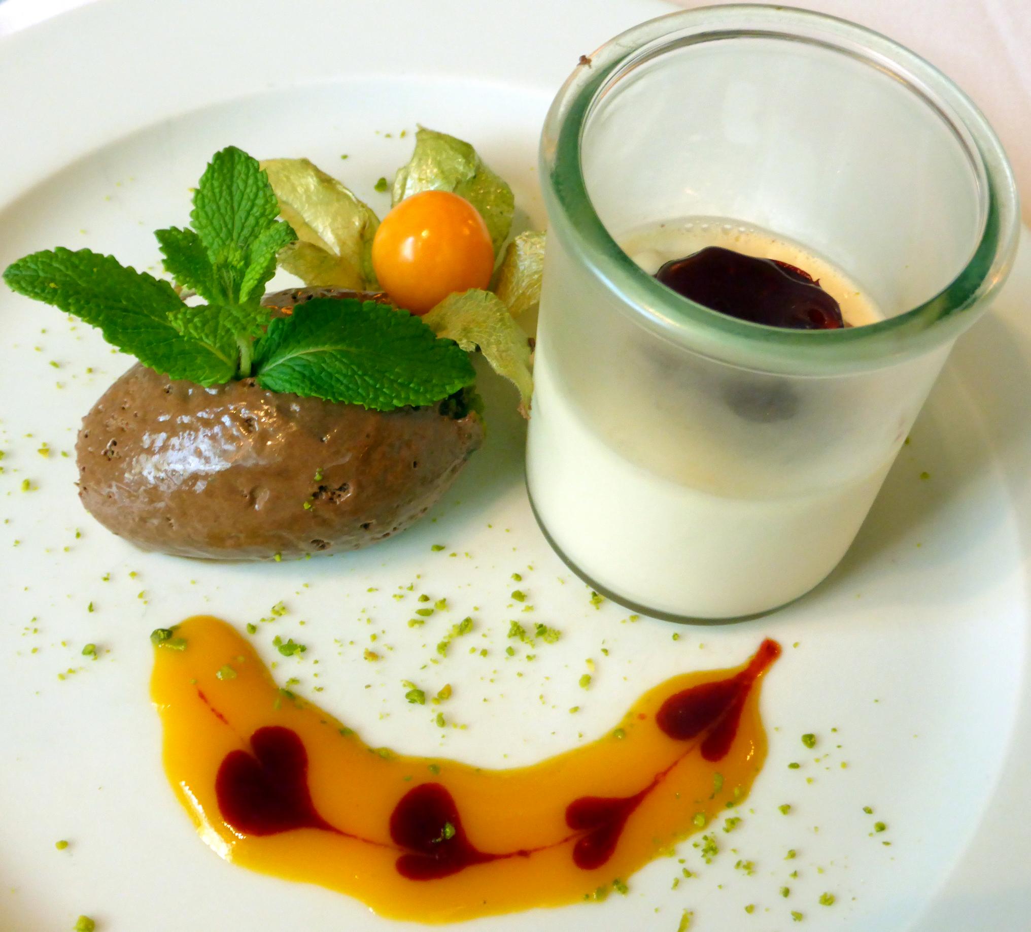 Heute noch im Mittagsangebot (18 Euro für drei Gänge): Variation von Panna Cotta &amp; Mousse au Chocolat