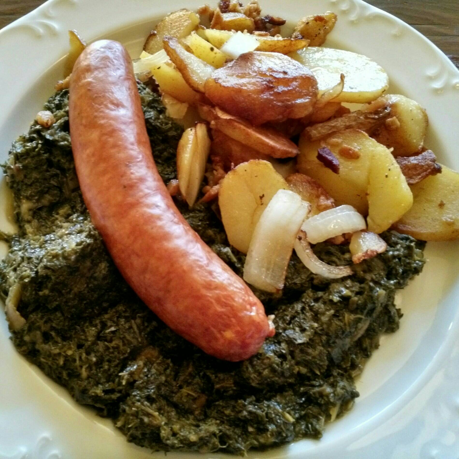 Grünkohl mit Kochwurst und Bratkartoffeln