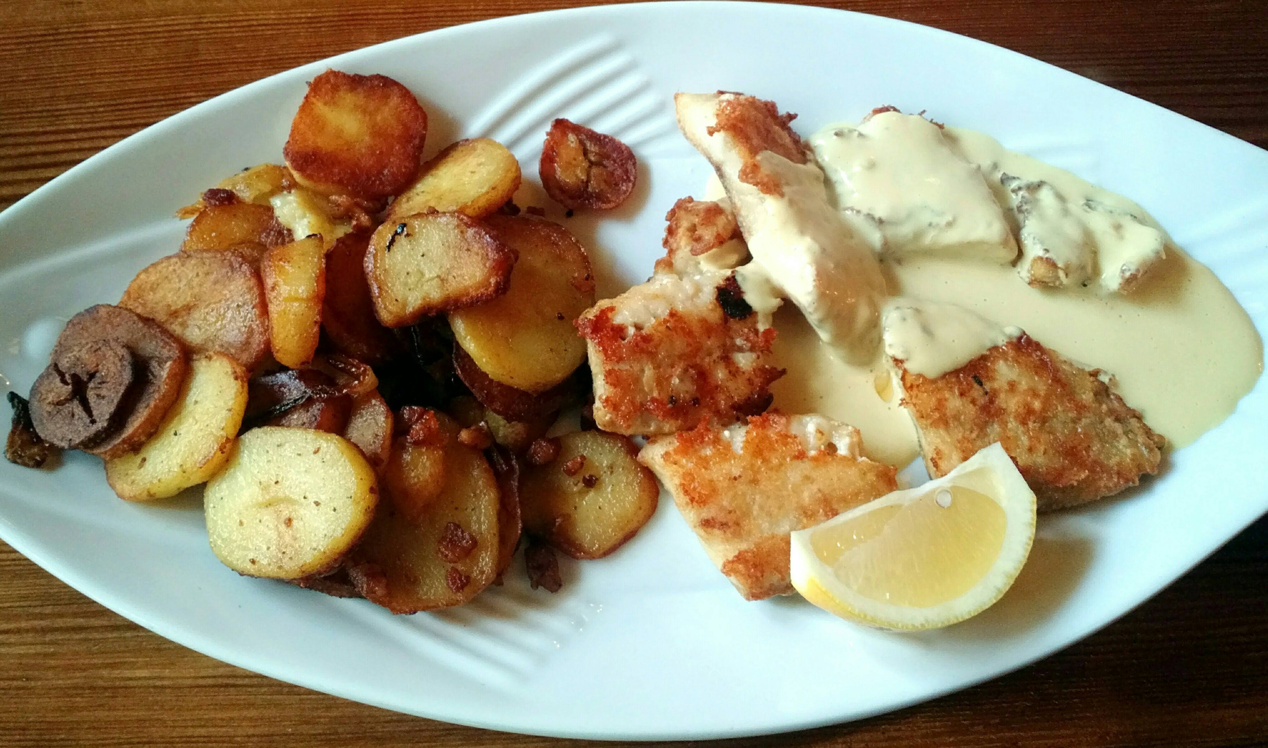 Hamburger Pannfisch mit Dijon-Senf-Sauce und Bratkartoffeln