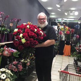 Inhaber Michael Eichstädt mit traumhaftem Rosenstrauß in rot und weiß in der Blumeninsel Eichstädt.