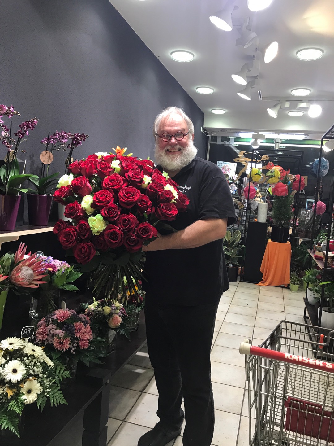 Inhaber Michael Eichstädt mit traumhaftem Rosenstrauß in rot und weiß in der Blumeninsel Eichstädt.