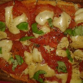 Tomaten, Mozzarella und frisches Basilikum
