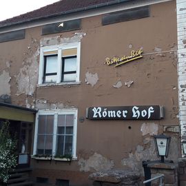 Von außen sieht der Römerhof verwahrlost aus.