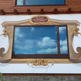 Fassadenmalerei am Hotel Steigalm im Westerwald, gemalt von Konstanze Lohrmann