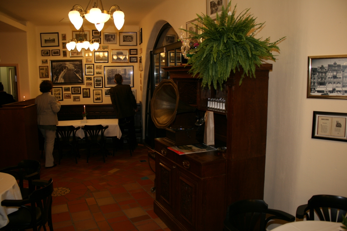 Hier mal ein Eindruck von einer Wand mit Bildern und einem orignalen Grammophon.