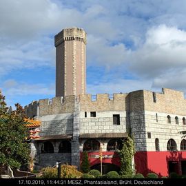 Mystery Castle
Vertikalfahrt im Innern eines 65 Meter hohen Turms, kombiniert mit vorhergehender Schlossführung