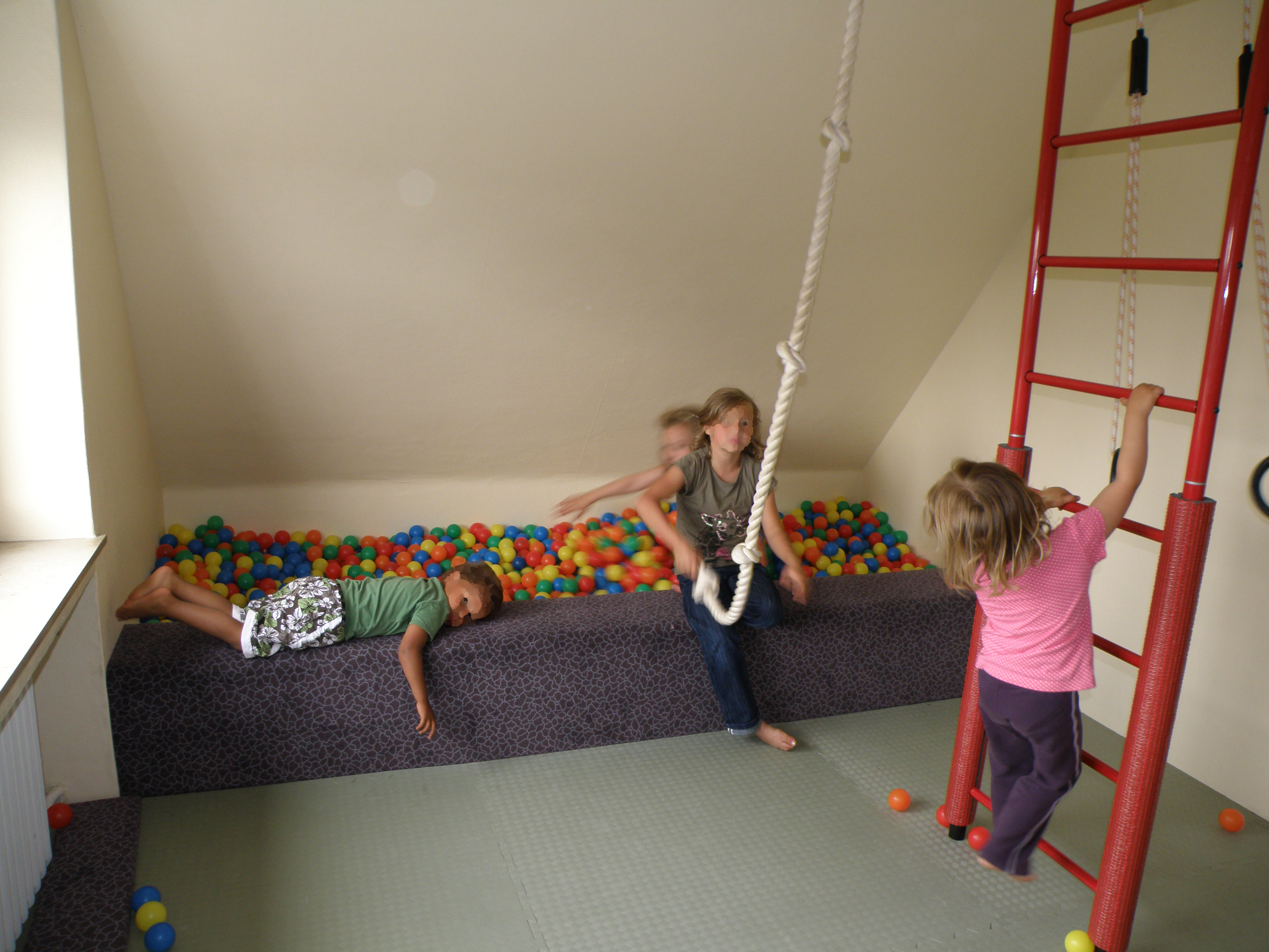 kletternde und relaxende Kinder im Kletterraum
