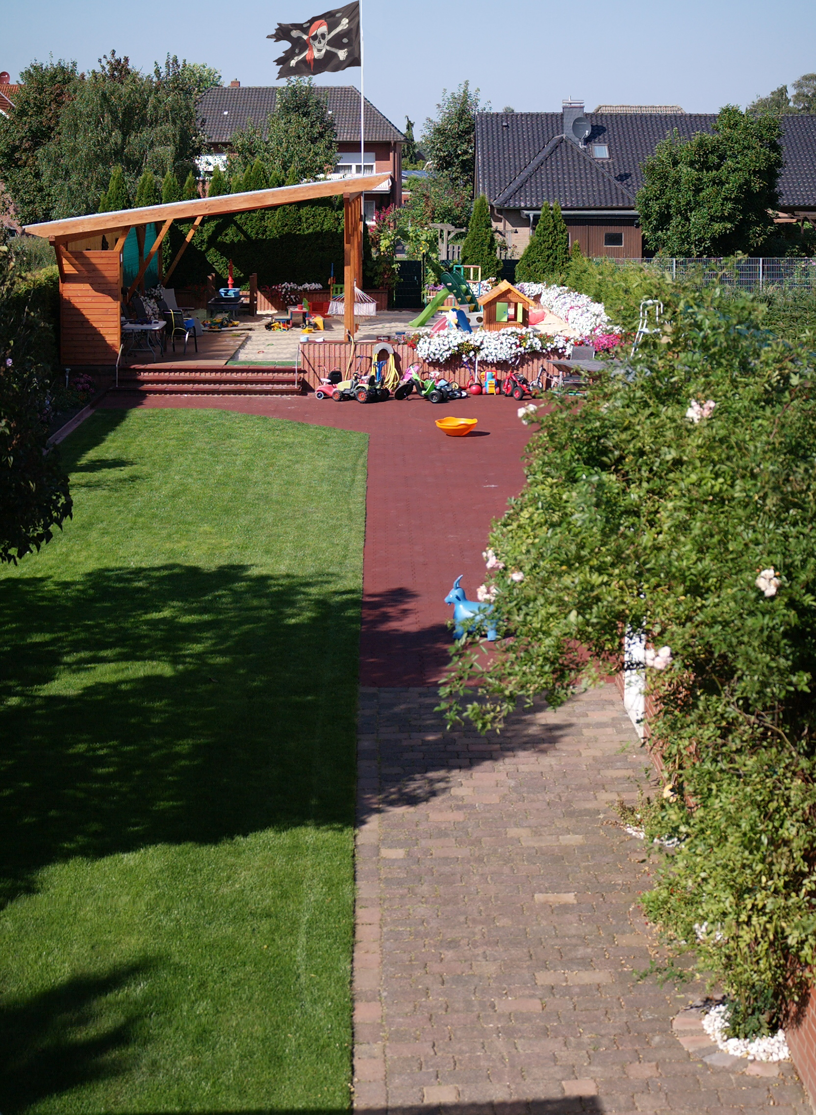 Unser großer Garten mit Spielplatz und 180 m² Sandkiste