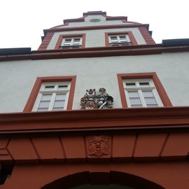 Über dem Schlosstor.