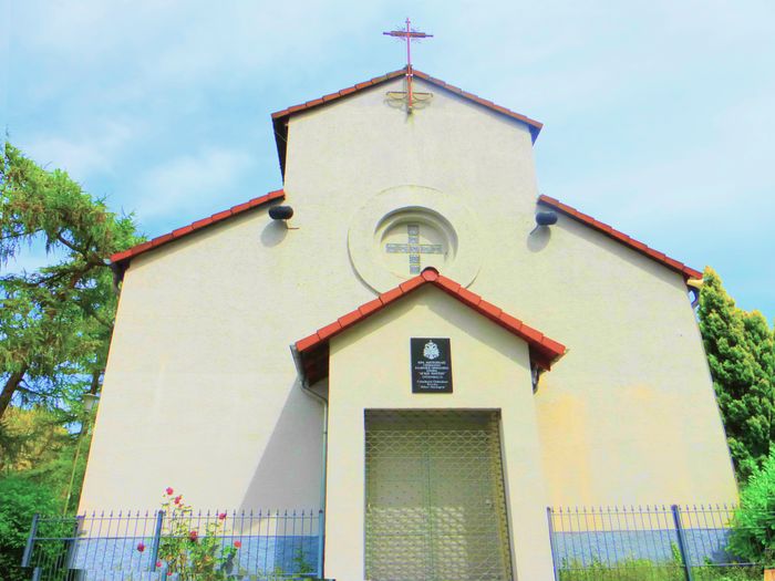 Eine sehr schöne kleine schlichte Kirche. Die Allerheiligen Kirche befindet sich direkt neben dem Tempelseepark.