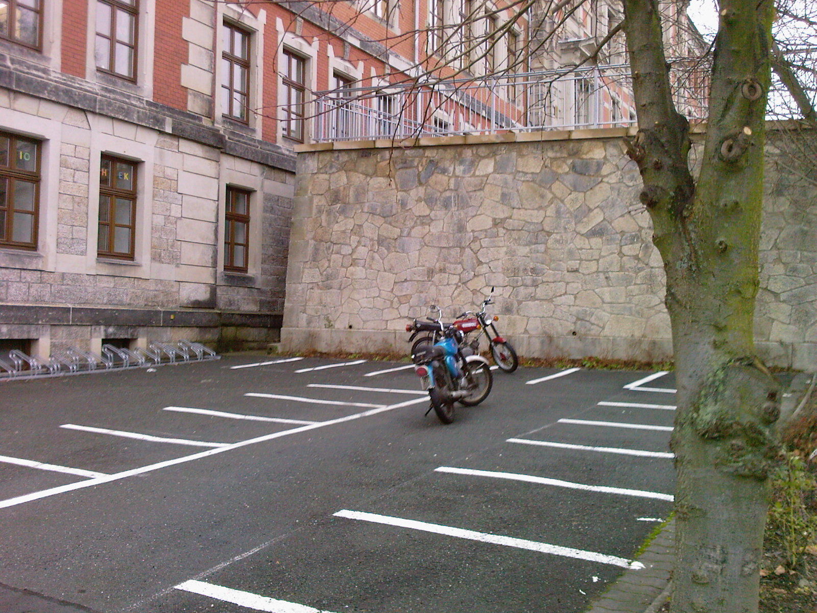 Sogar mit Mopedparkplatz!