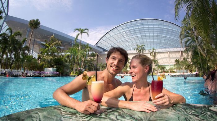 Fruchtige Cocktails an der Poolbar