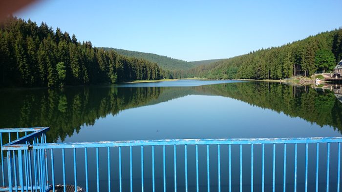 Blick von der Staumauer zum Campingplatz am Ende des Sees