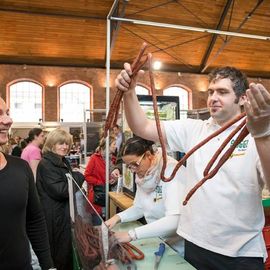 Stefan Bless zeigt die Länste Wurst Stuttgarts.