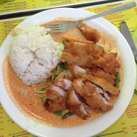 Das ist die Nummer 50 !
Gebackenes Hühnchen mit Reis und Gemüse, Thai Curry und Kokosmilch, scharf ! Leeeeecker !!!!!!
