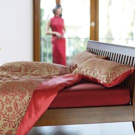 Zack Design Massivholzbettgestell dekoriert mit Bettwäsche aus 100% reiner Maulbeerseide von Silk Couture