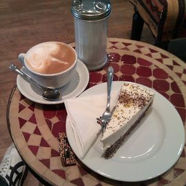 Mohn-Schmand-Kuchen und Cappuccino
