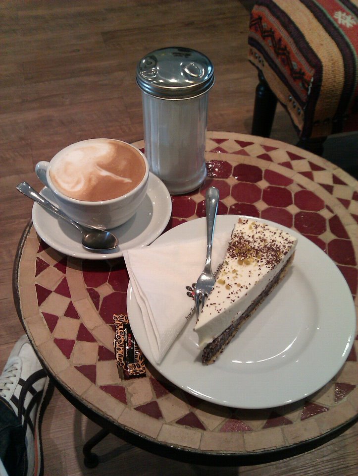 Mohn-Schmand-Kuchen und Cappuccino