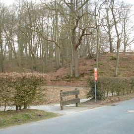 Zwei der Dreibergen Hügel neben dem Hotel Seeschlößchen Dreibergen