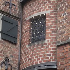 Haus des Glockenspiels in der Bremer Böttcherstraße - Der Turm schließt sich wieder