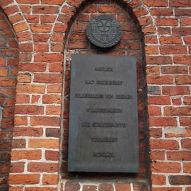 Tafel zur Verleihung der Stadtrechte am Rathaus