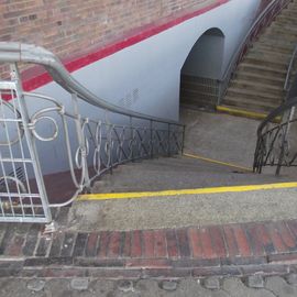 Treppe zu den anderen Gleisen vom Bahnhof Brake an der Unterweser