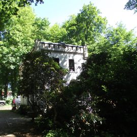 Das östliche Pförtnerhaus am Park 