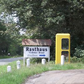 Rasthaus Visbeker Braut in Steinloge an der B 213 - hier gibt es noch eine gelbe Telefonzelle